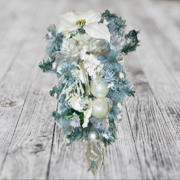 NEW Blue/White Winter Christmas Holiday Floral Spray Hangable Centerpiece 🎉HP🎉 - Picture 4 of 16